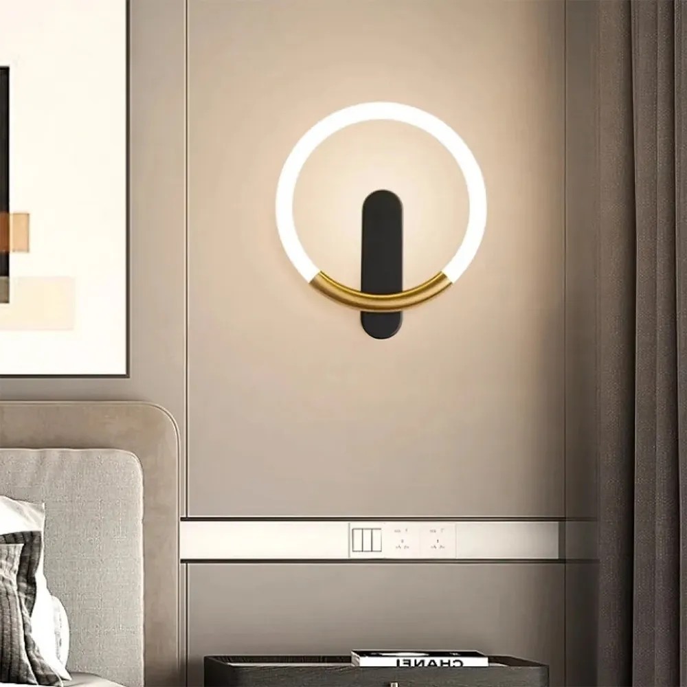Toolight SIENINIS ŠVIESTUVAS LED LHJ068-W C BRUSH GOLD/Juodas aprašymas - Prekės nuotrauka