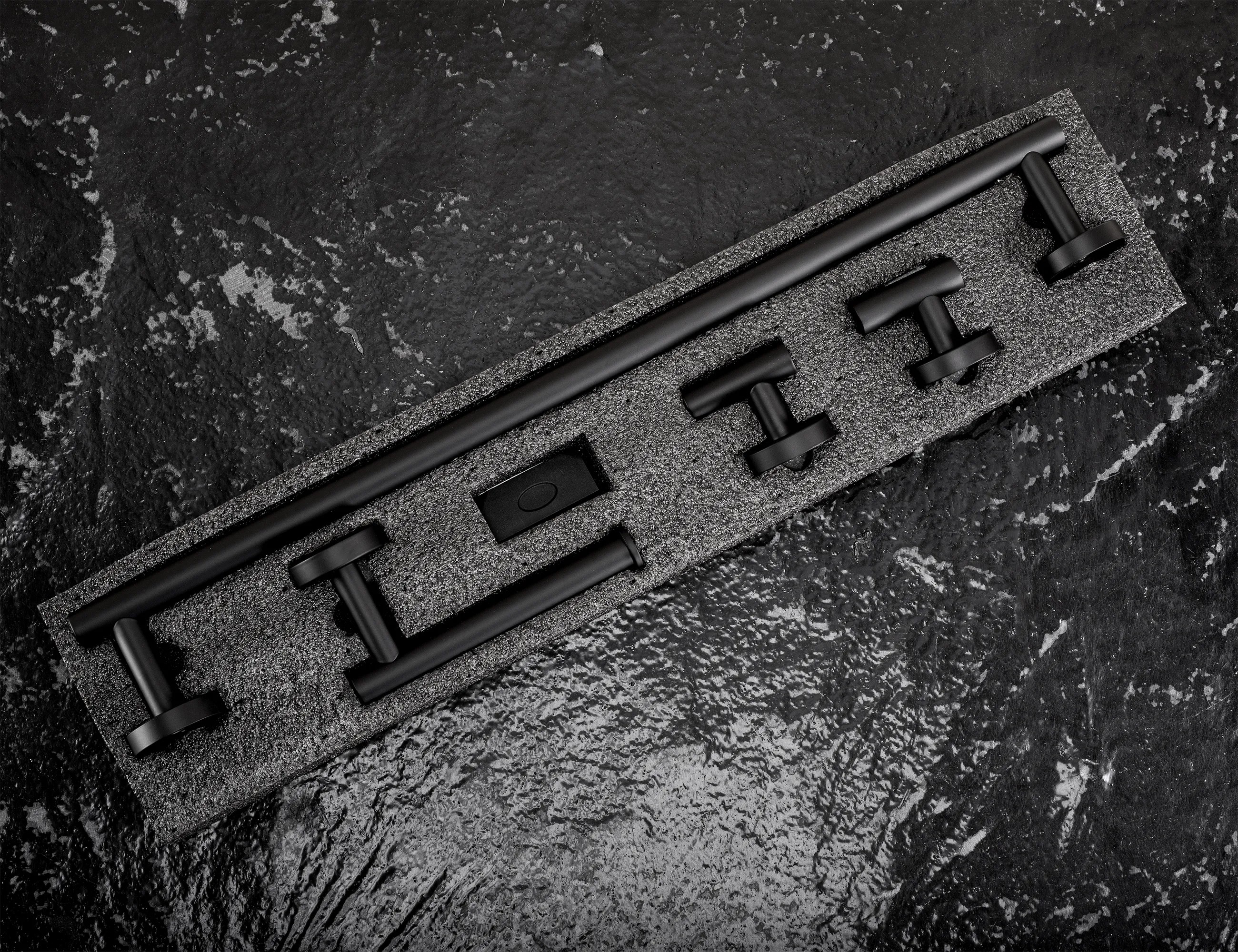 Vonios kambario aksesuarų rinkinys Ari Juodas 4 dalys aprašymas - Prekės nuotrauka
