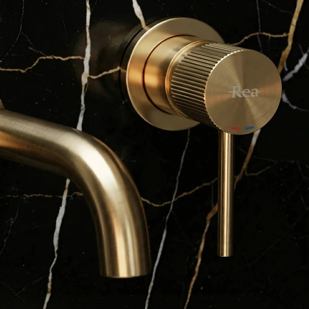 Paslėptas Praustuvo Maišytuvas Rea Lungo Stripe Gold
