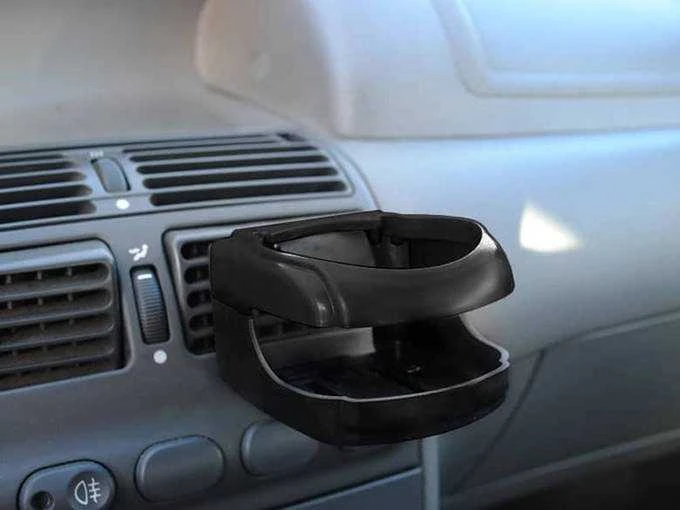 Automobilinis gėrimų laikiklis su reguliuojamais tvirtinimais