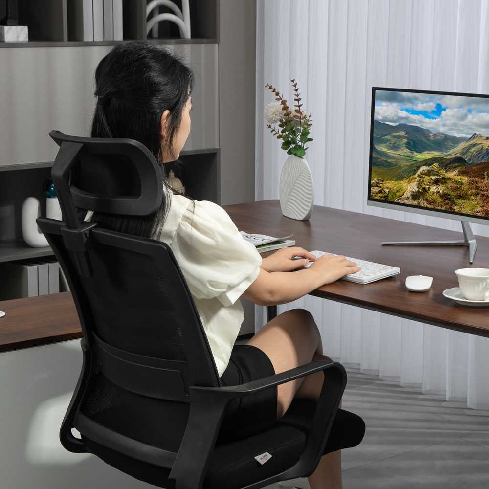 HOMCOM ergonominė biuro kėdė su porankiais, reguliuojama galvos atrama, tinkleliu ir supimosi funkcija, juoda