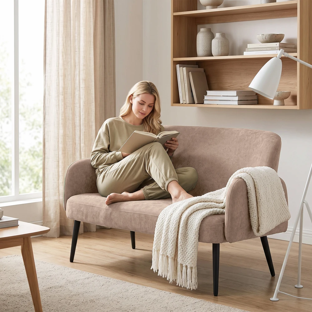 Dvivietė sofa su aksominiu apmušalu ir metalinėmis kojelėmis, ruda, 132 × 70 × 82 cm