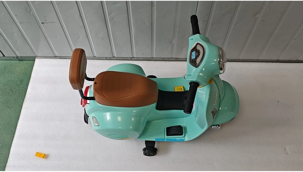 Elektrinis vaikiškas motociklas Mini Vespa GTS dizaino, su atraminiais ratukais, žalias, 66,5 × 38 × 52 cm
