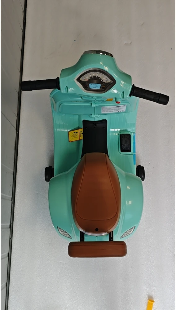 Elektrinis vaikiškas motociklas Mini Vespa GTS dizaino, su atraminiais ratukais, žalias, 66,5 × 38 × 52 cm