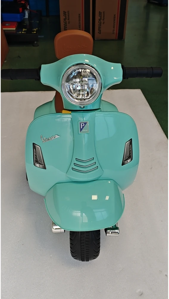 Elektrinis vaikiškas motociklas Mini Vespa GTS dizaino, su atraminiais ratukais, žalias, 66,5 × 38 × 52 cm