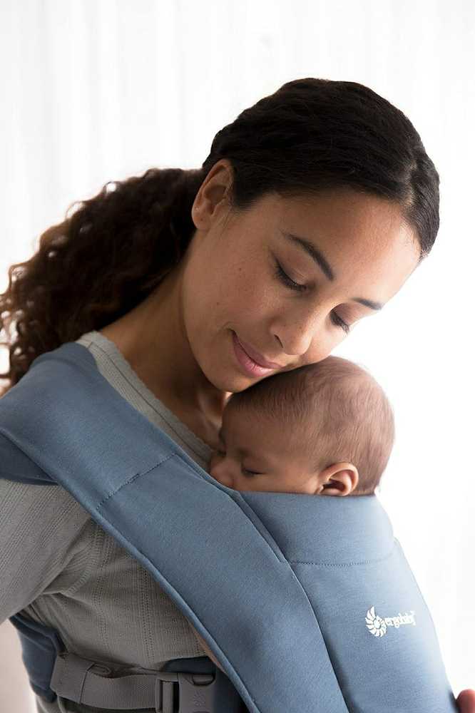 Ergobaby Embrace ergonominė nešioklė naujagimiams 3,2–11,3kg, Oxford Mėlyna, BCEMAOXBLU