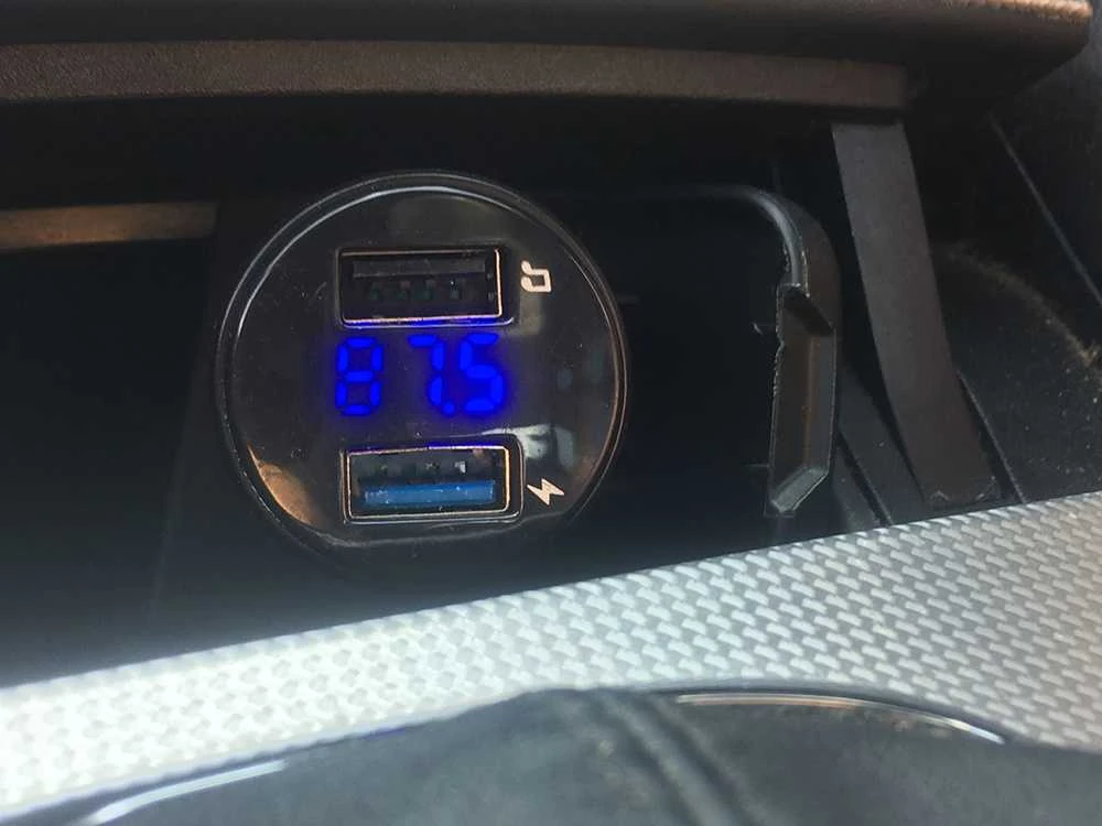 FM MP3 Bluetooth siųstuvas su 2 USB įkrovikliu