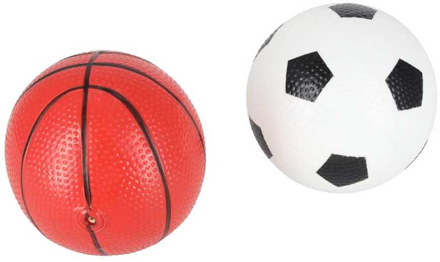 Futbolo ir krepšinio vartai su krepšinio lenta ir kamuoliais