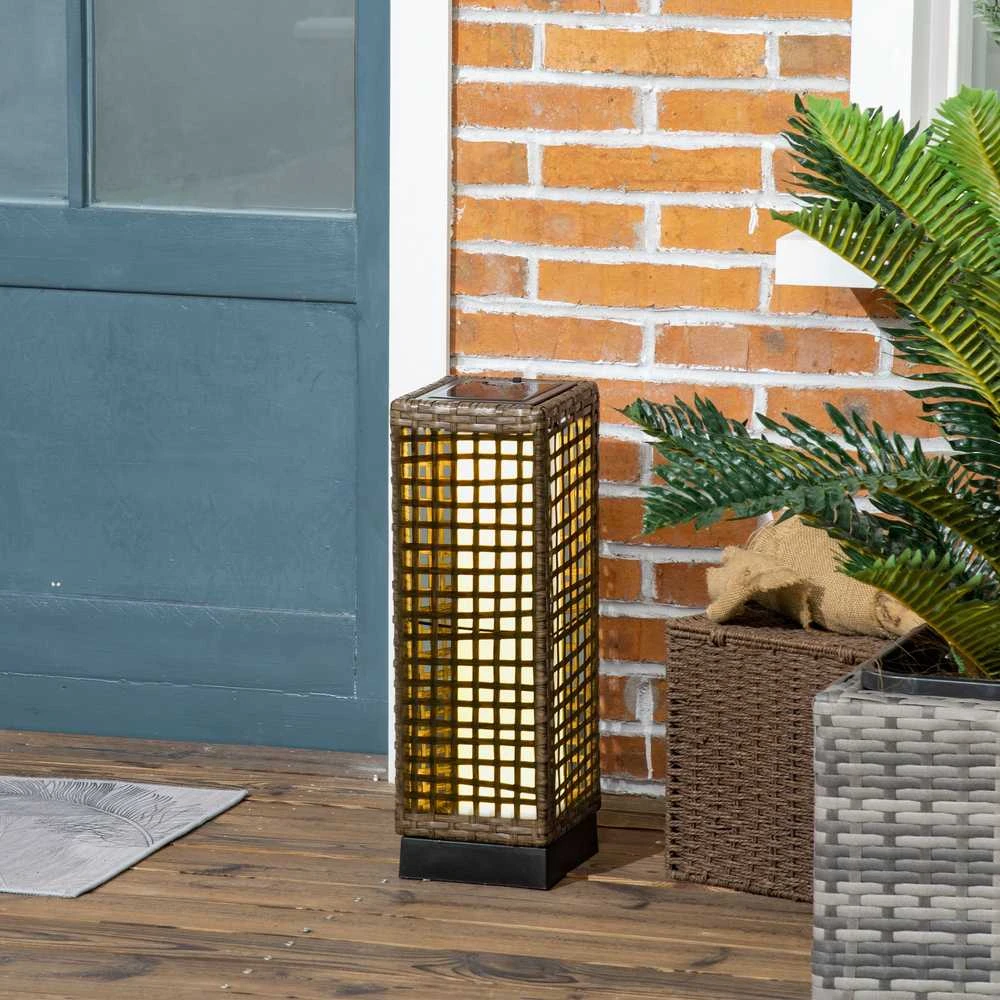 „Outsunny“ saulės energija maitinamas šviestuvas, „Rattan“ dizainas, vandeniui atsparus, su šviesos jutikliu, LED lauko šviestuvas, 15,5 x 15,5 x 46 cm