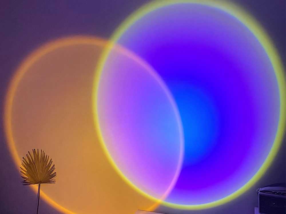 LED projektorius lempa su RGB spalvų imitacija ir nuotoliniu valdymu