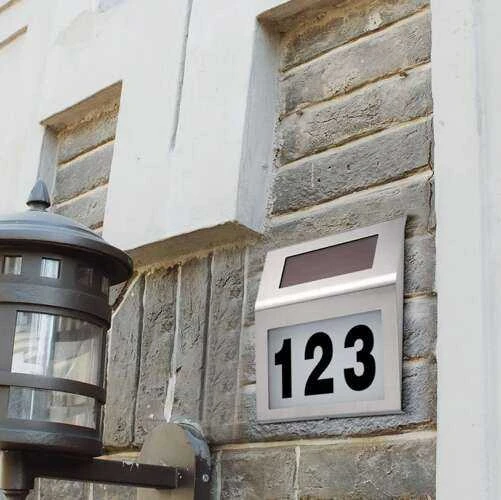 Izoxis Saulės energija maitinamas šviečiantis namo numeris