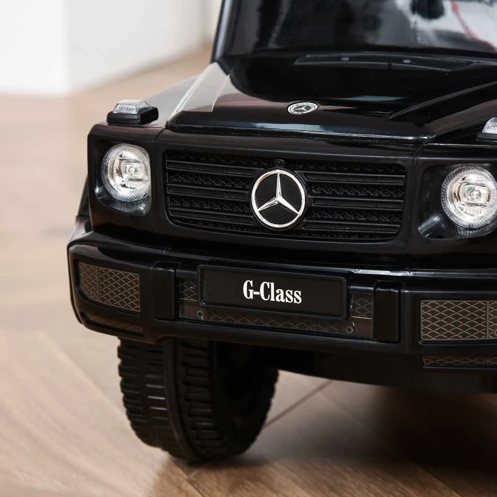 Riedantis automobilis juodas