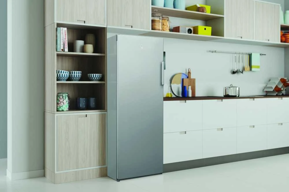 INDESIT | Šaldiklis | UI6 2 S | Energijos vartojimo efektyvumo klasė E | Stačias | Laisvai stovintis | Ūgis 167 cm | Bendra grynoji talpa 245 L | Sidabrinis