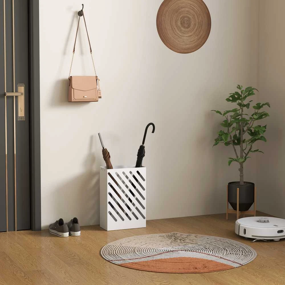 HOMCOM skėčių stovas su 4 kabliukais ir vandens surinkimo padėklu, skirtas skėčiams ir lazdoms, plieno, 28 x 14 x 41 cm, baltas