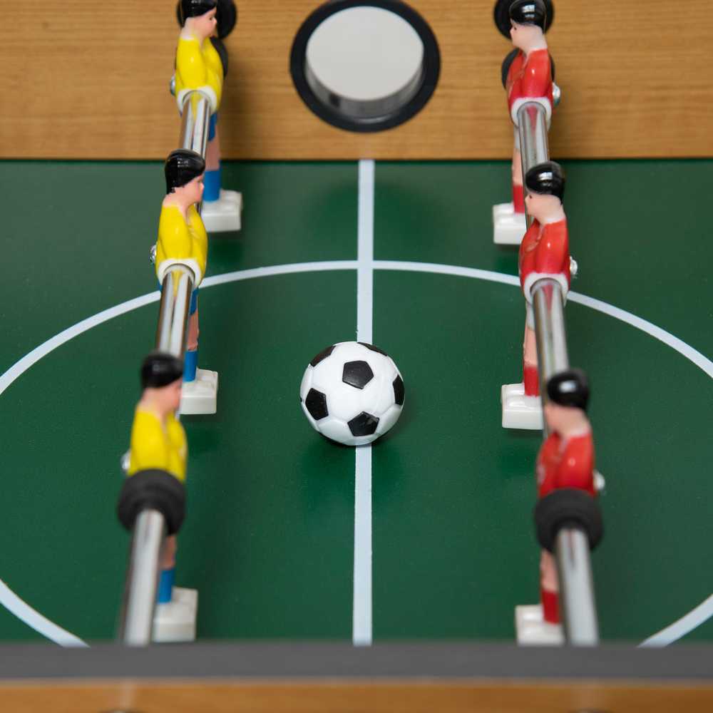 HOMCOM stalo futbolo rinkinys, Kickeris, kompaktiška medžio konstrukcija, 2 kamuoliukai, taškų skaičiuotuvai, rudas