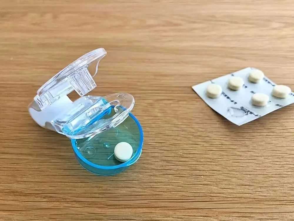 Tabletės išspaudėjas 8 cm x 4 cm juodas-mėlynas