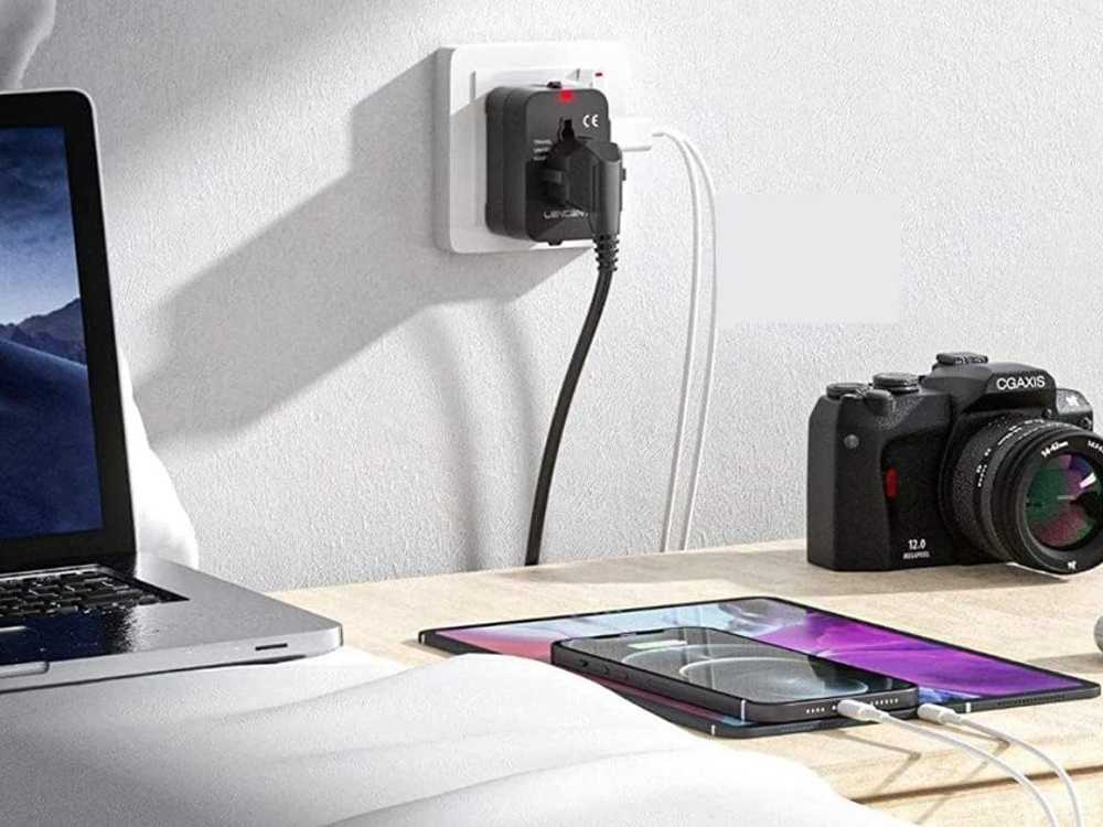 Universalus adapteris su 2 USB jungtimis