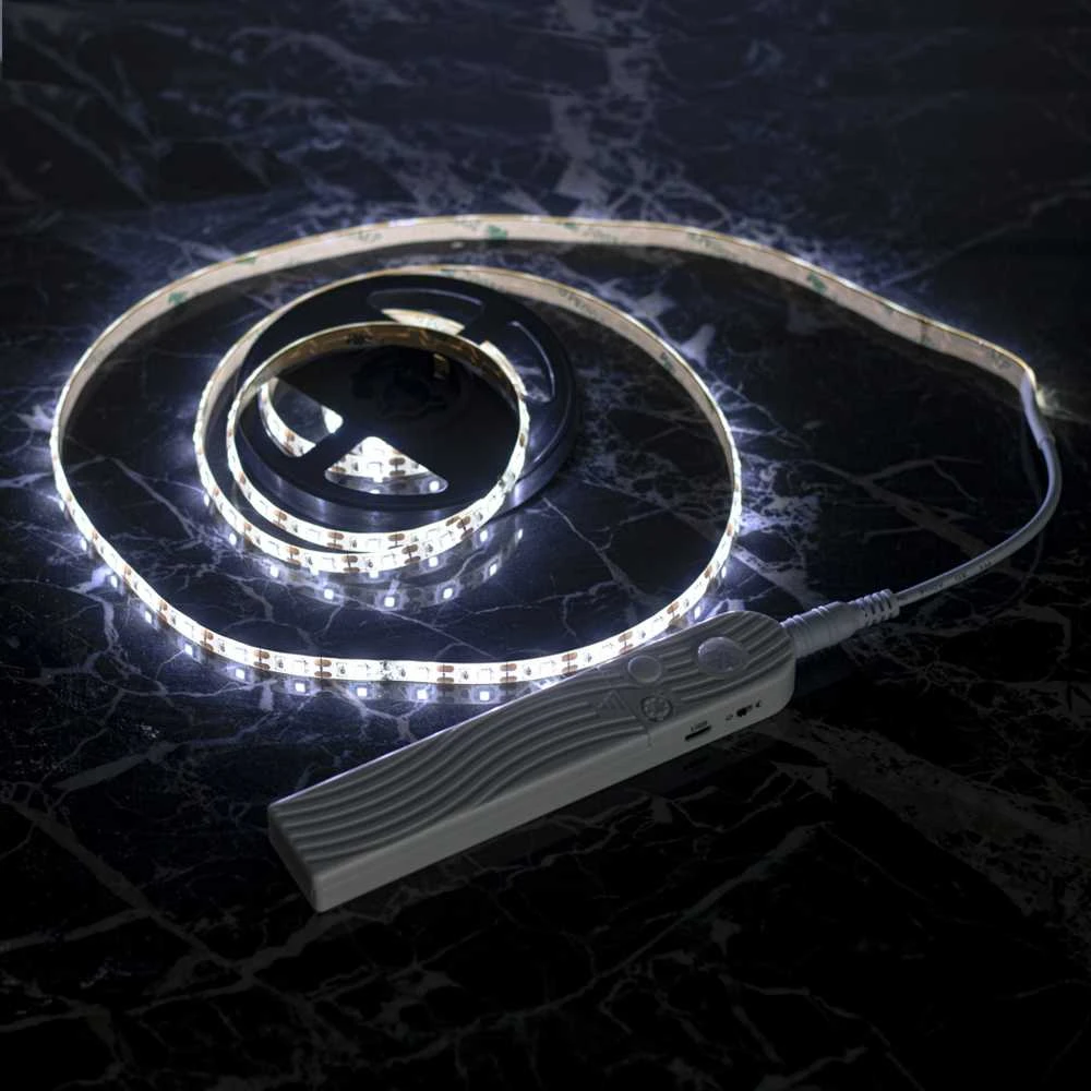 Maitinama LED juosta su judesio jutikliu 2 m