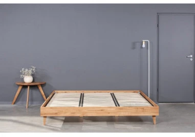Lova OAKY 200 Ąžuolinės Lovos rėmas : Apdaila - Aliejuota bespalviu aliejumi su kietaisiais vaškais, Čiužinio dydis - 200x200cm, Kojos - Metalinės, juodos spalvos, lovoms