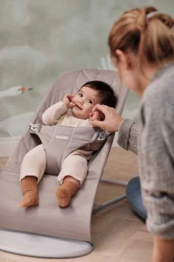 BABYBJORN gultukas BLISS Woven Petal Quilt, sand pilkas, 006317 (Nemokamas pristatymas)