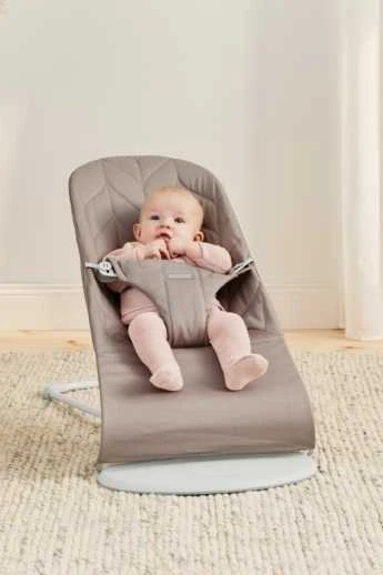 BABYBJORN gultukas BLISS Woven Petal Quilt, sand pilkas, 006317 (Nemokamas pristatymas)