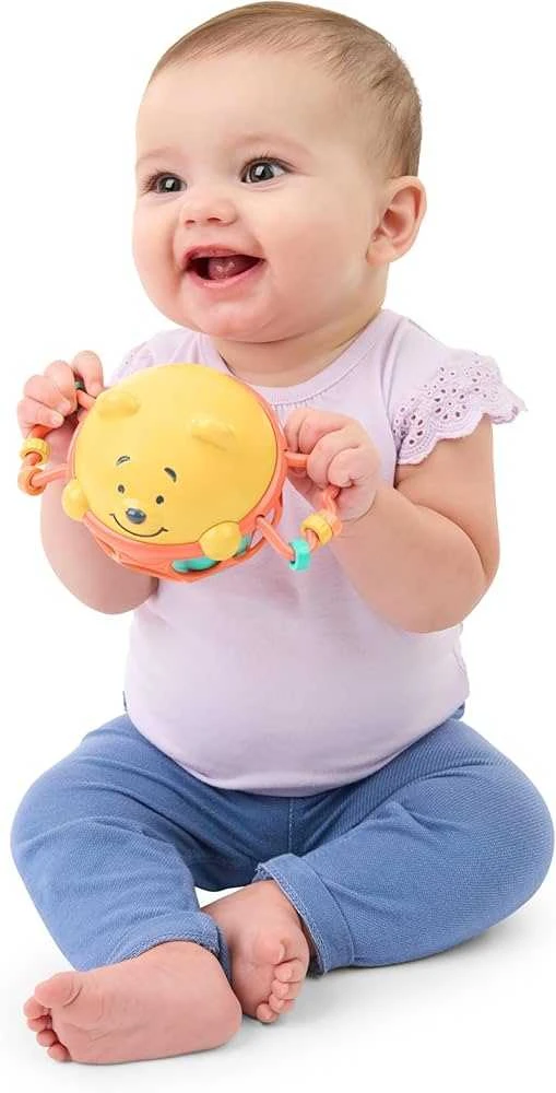 Mikės Pūkuotuko barškutis rankose pas kūdikį