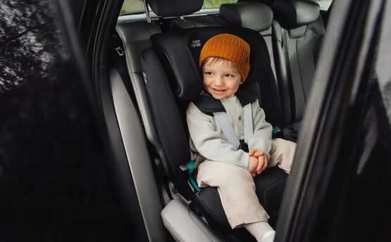 Britax Römer VERSAFIX kėdutė su vaiku automobilyje