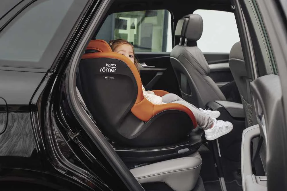 Britax Römer DUALFIX PRO M kėdutė automobilyje