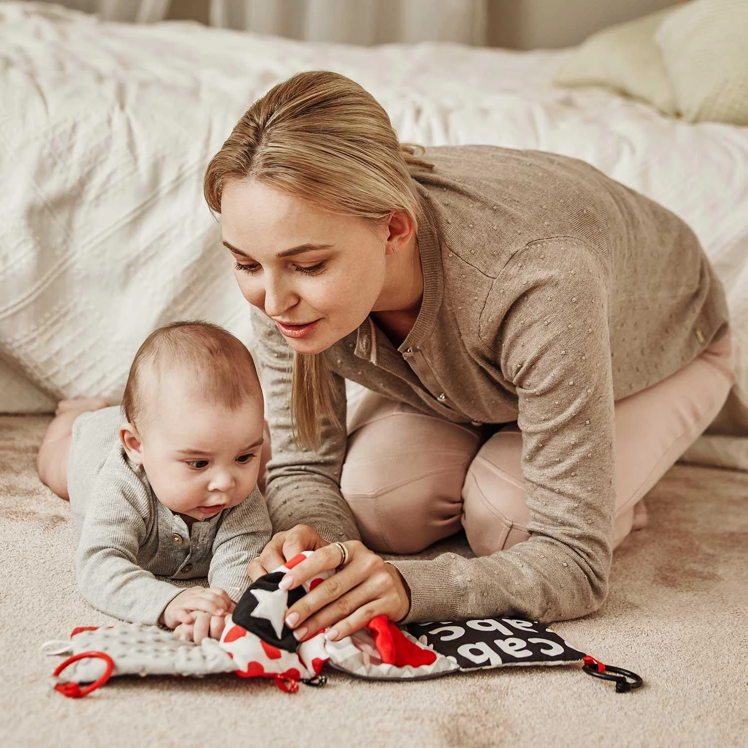 Canpol babies knyga-žaislas Soft Contrast SENSORY TOYS 68/081