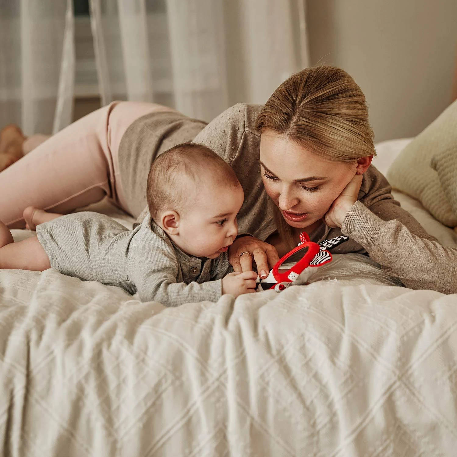 Canpol babies Minkštas kontrastinis žaislas su garsu ir veidrodžiu SENSORY TOYS 68/080