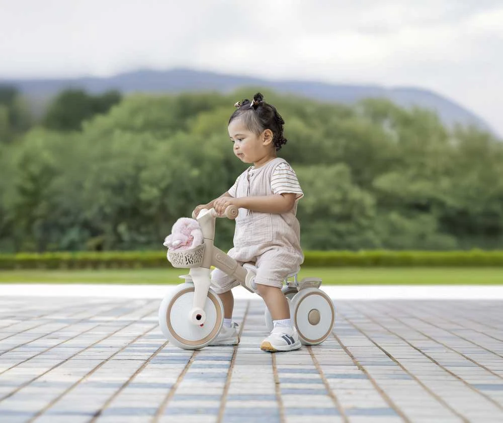 GLOBBER mokomasis triratukas Learning Trike, 2in1 Plus, kokosinis, 737-466