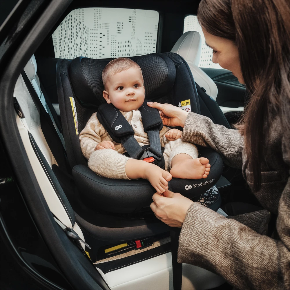 Kinderkraft I-360 2 Plus su vaiku automobilio kėdutėje
