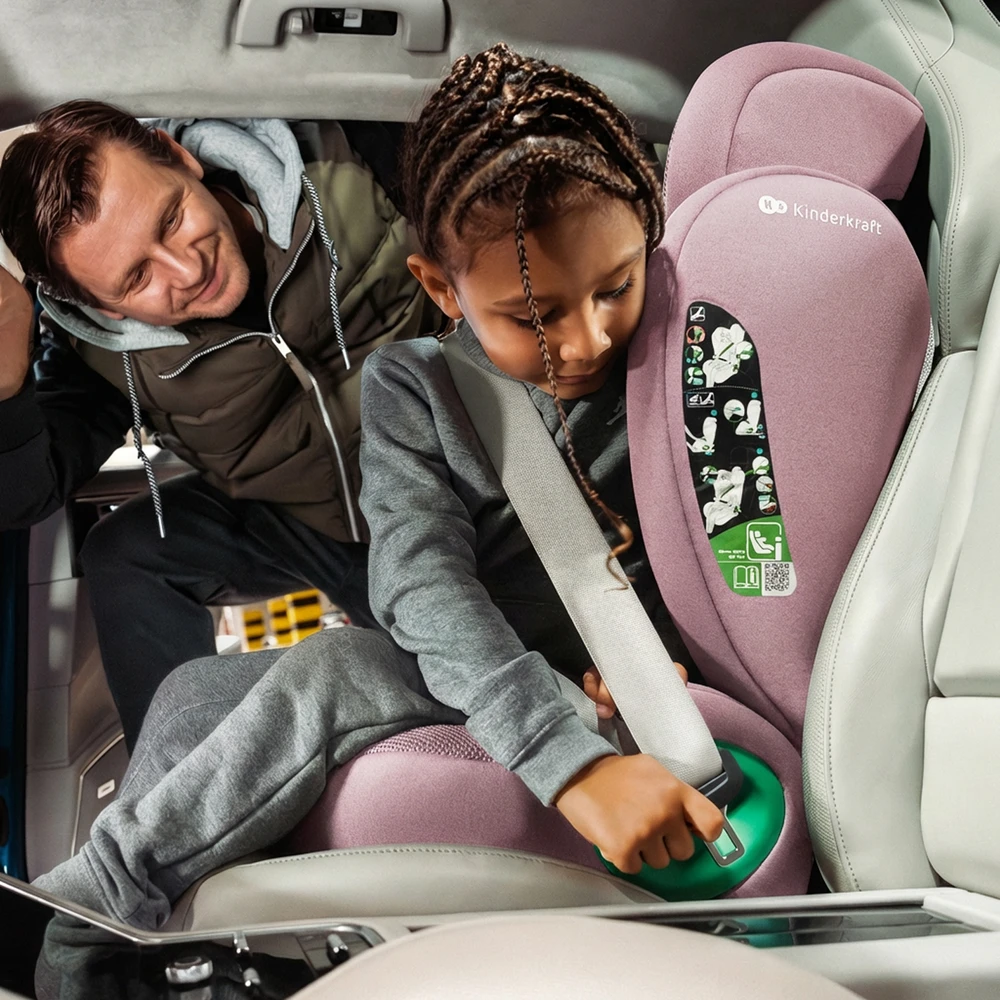 Kinderkraft rožinė automobilinė kėdutė su vaiku automobilyje