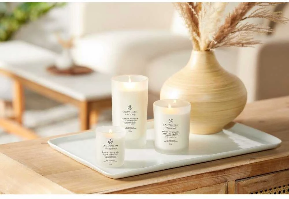 Chesapeake Bay Candle vidutinė žvakė – Peace & Tranquility (Cashmere Jasmine)