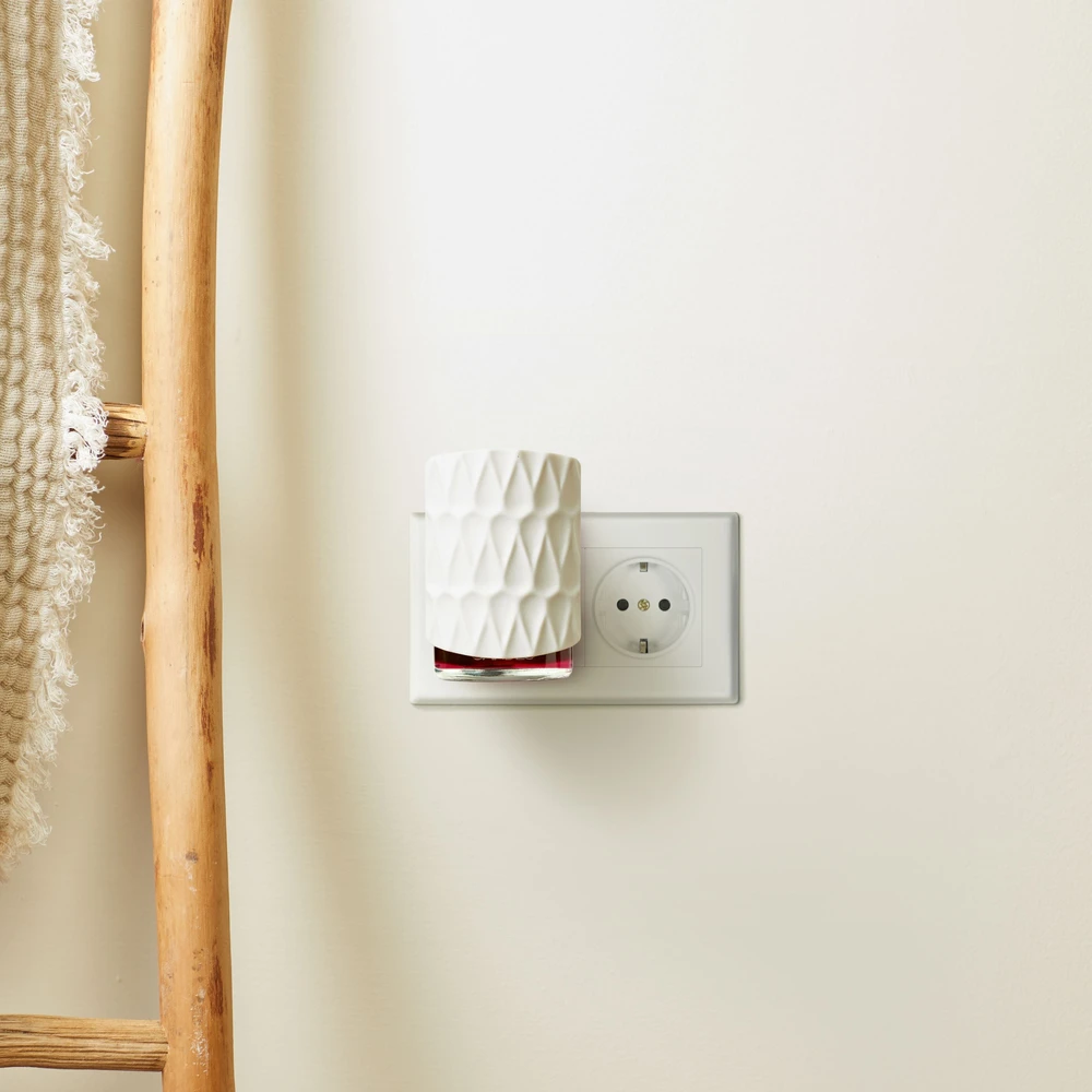 Yankee Candle kvapų difuzoriaus ScentPlug rinkinys (EU kištukas) – Juodas Cherry "Organic Pattern“ dizainas