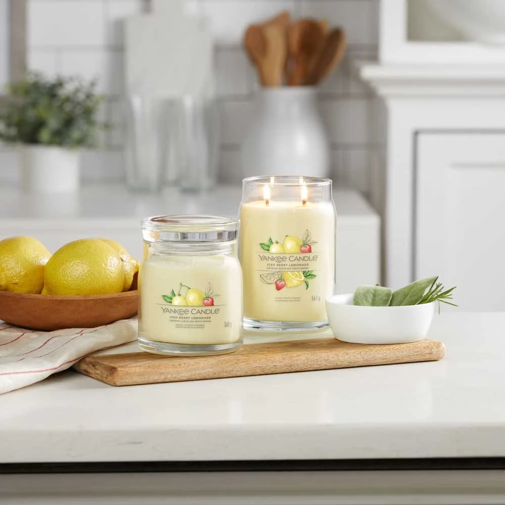 Yankee Candle Aromatinė žvakė Signature didelė stiklinė Iced Berry Lemonade 567 g