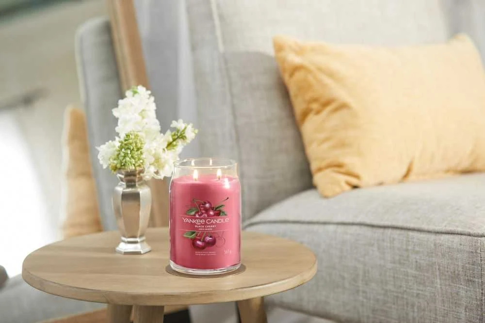 Yankee Candle Aromatinė žvakė "Signature" didelis stiklas "Juodas Cherry" 567 g