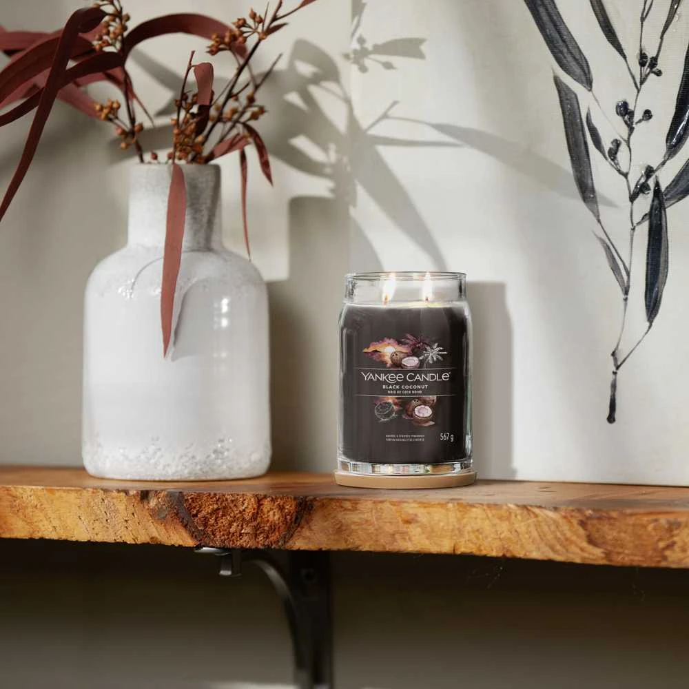 Yankee Candle Aromatinė žvakė "Signature", didelė stiklinė "Juodas Coconut" 567 g