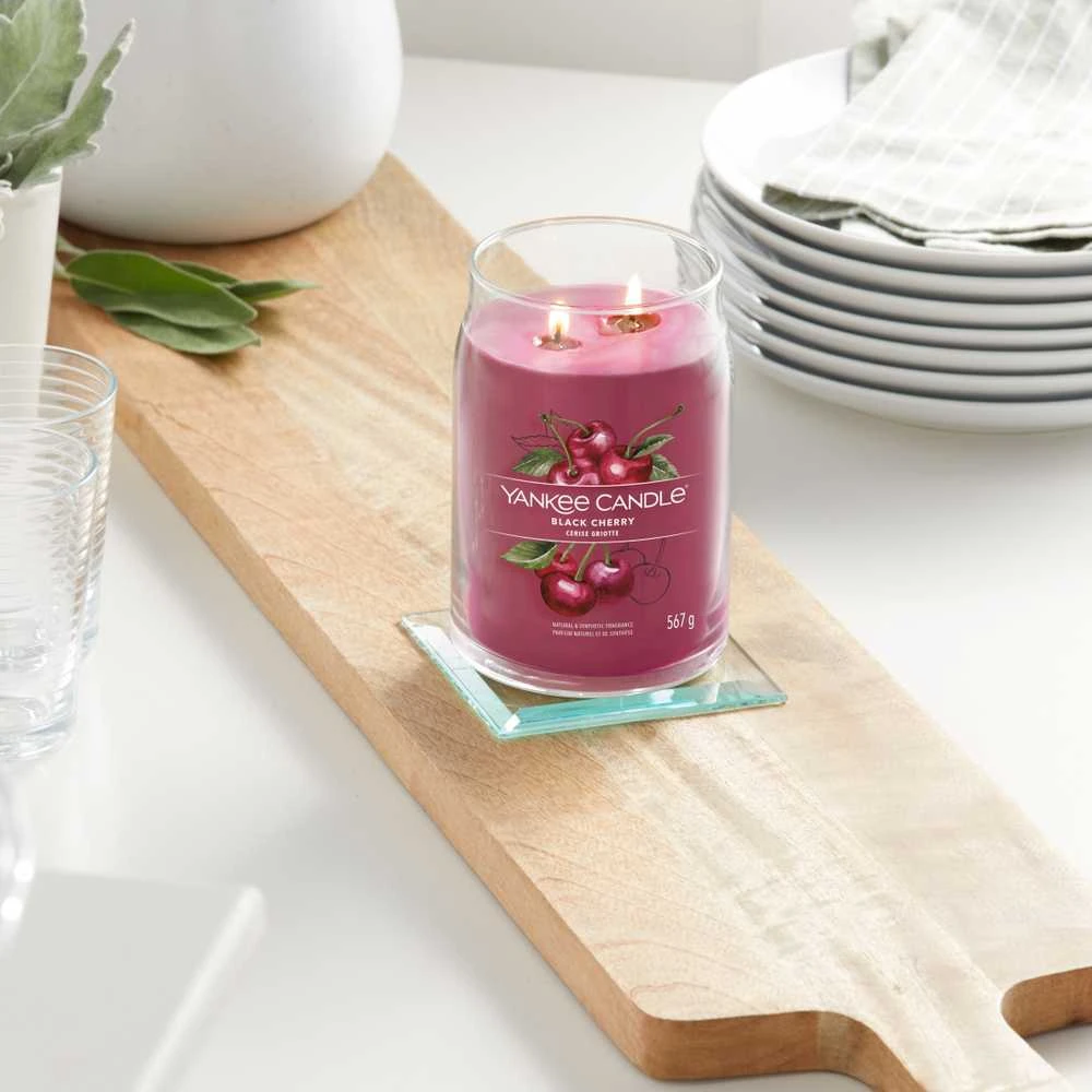 Yankee Candle Aromatinė žvakė "Signature" didelis stiklas "Juodas Cherry" 567 g