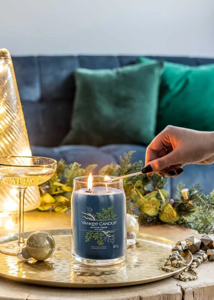 Yankee Candle Aromatinė žvakė Signatūrinė stiklinė didelė Bayside Cedar 567 g