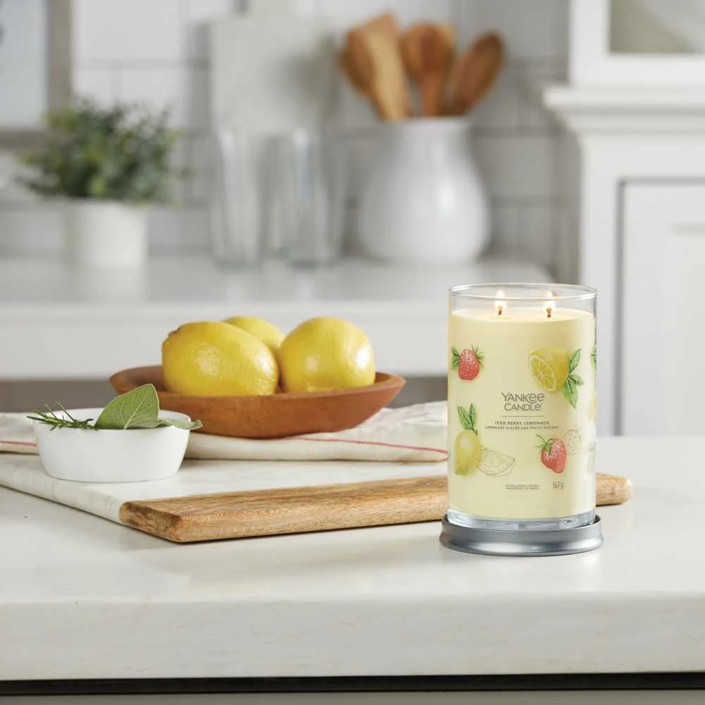 Yankee Candle Aromatinė žvakė Signature tumbler Iced Berry Lemonade 567 g