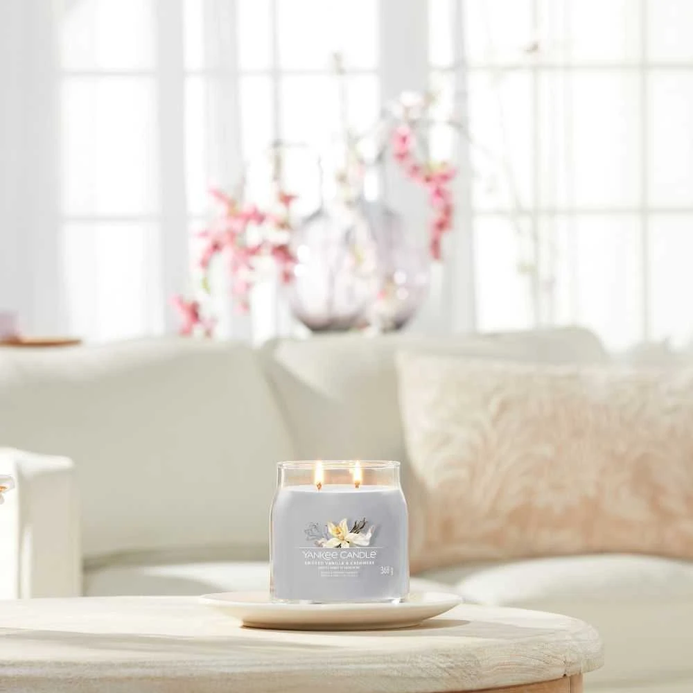 Yankee Candle Yankee žvakė Aromatinė žvakė Signatūrinio stiklo vidutinė rūkyta vanilė - kašmyras 368 g