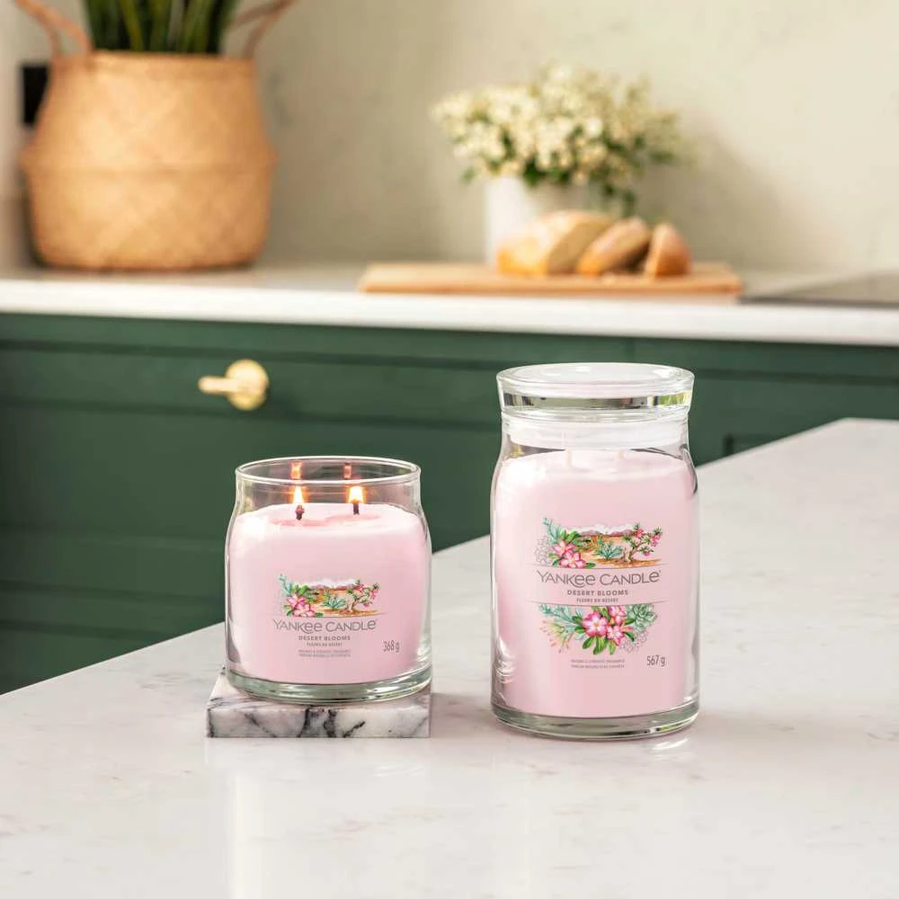 Yankee Candle Aromatinė žvakė Aromatinė žvakė Signatūrinė stiklinė vidutinė Desert Blooms 368 g