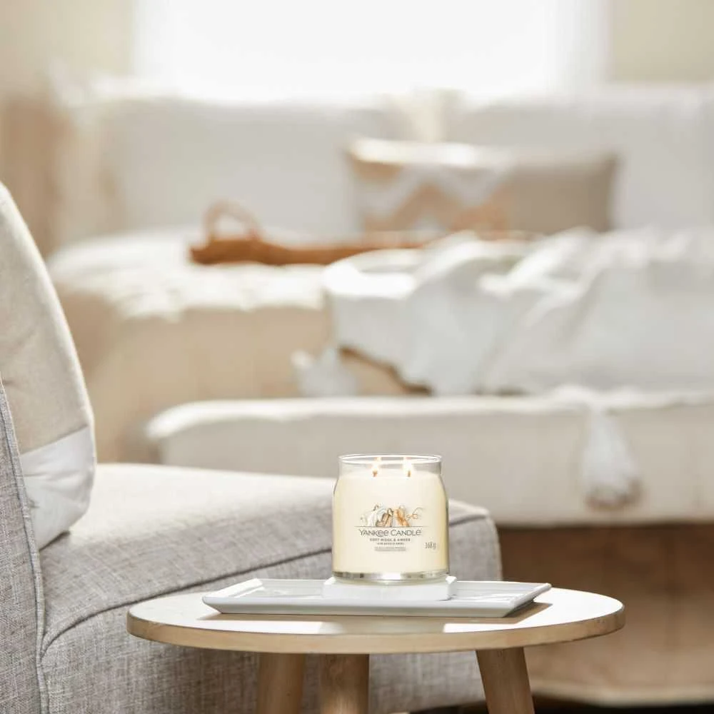 Yankee Candle Aromatinė žvakė Signatūrinė stiklinė vidutinė "Soft Wool" - Gintarinė 368 g
