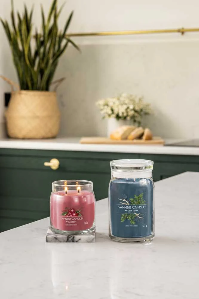 Yankee Candle Aromatinė žvakė Signature glass medium Juodas Cherry 368 g