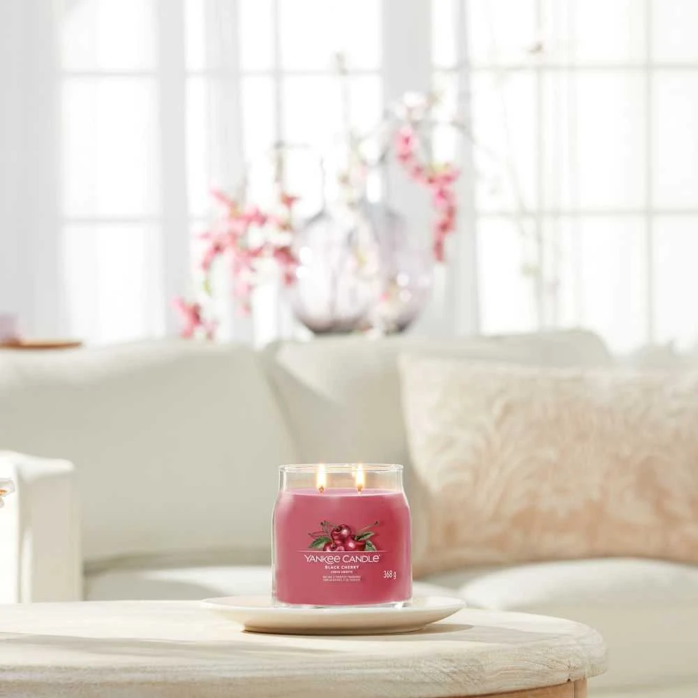 Yankee Candle Aromatinė žvakė Signature glass medium Juodas Cherry 368 g