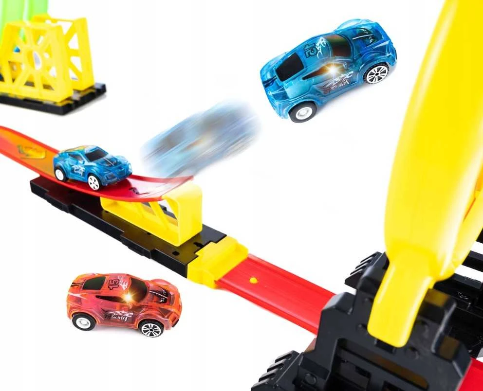 Automobilių trasos rinkinys iš 2 automobilių su kilpa, šuolio aikštele ir besisukančiu ratu