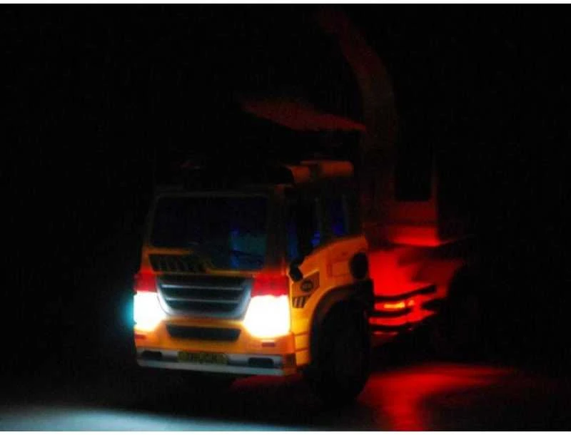 Autovežis su ledinėmis šviesomis ir ekskavatoriumi