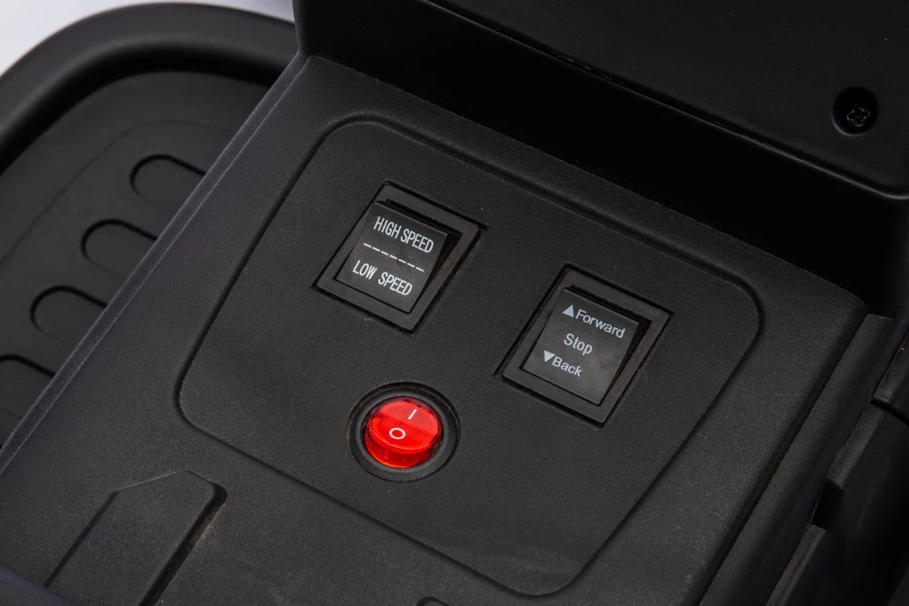 Elektrinis traktorius New Holland su priekaba, žalias