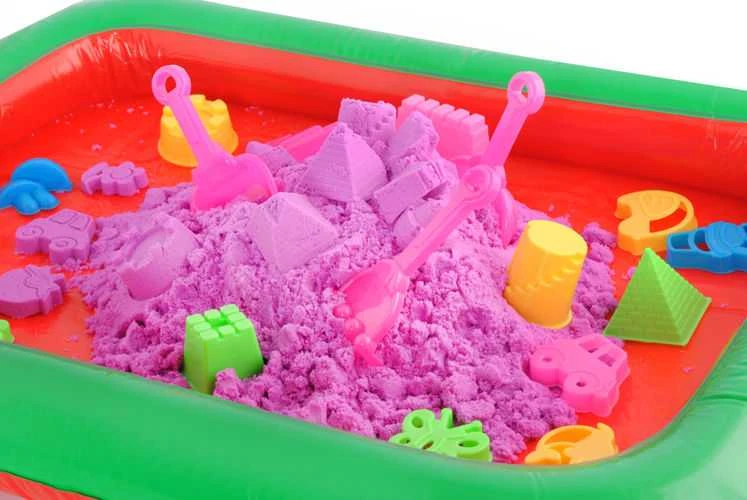 Kinetinis smėlis 2kg su pripučiama smėlio dėžė ir 28 formelių, bei kitais priedais